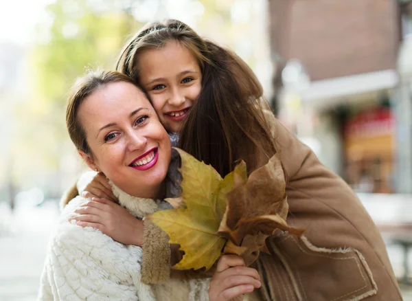 Positiv kvinna med liten flicka — Stockfoto