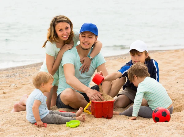 Pais com filhos à beira-mar — Fotografia de Stock