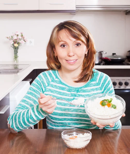 Mujer en verde comiendo arroz hervido —  Fotos de Stock