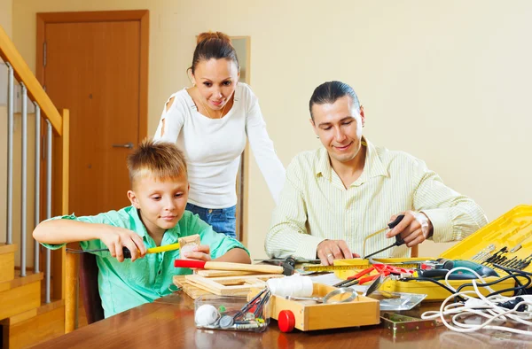 Vater und Junge mit Arbeitswerkzeug — Stockfoto