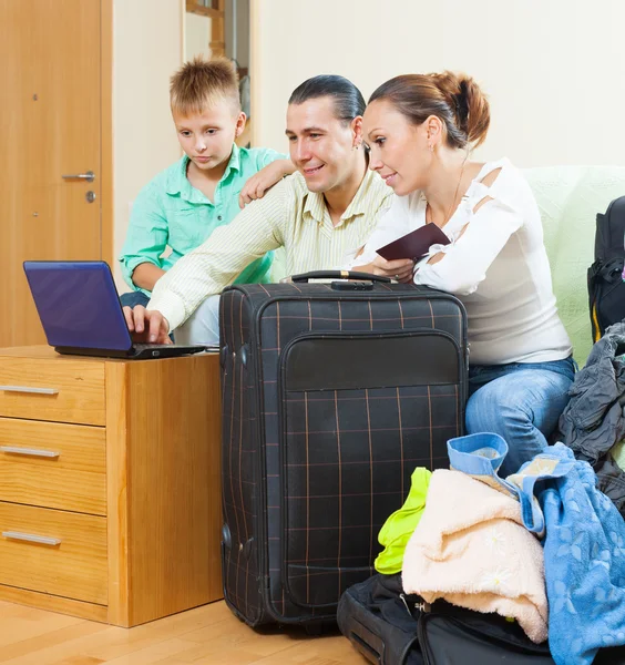 Gezin van drie gaan op vakantie — Stockfoto