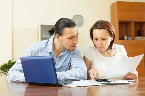 Middle-aged couple calculating family budget — Stock Photo, Image