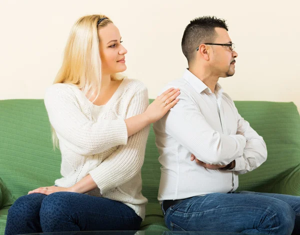 Mujer con el hombre después de la pelea —  Fotos de Stock