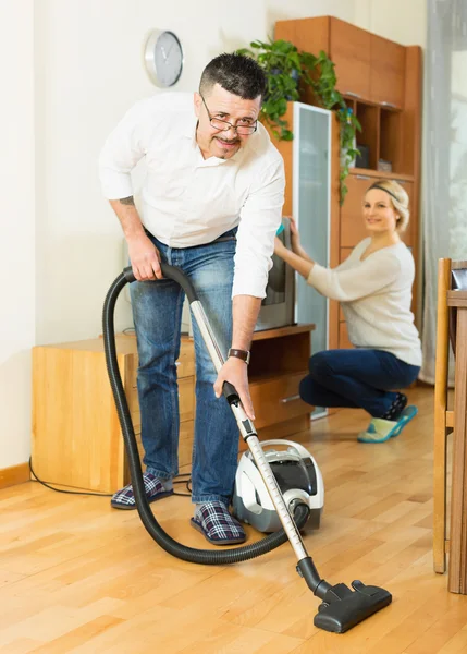 Ehepartner stauben und staubsaugen — Stockfoto