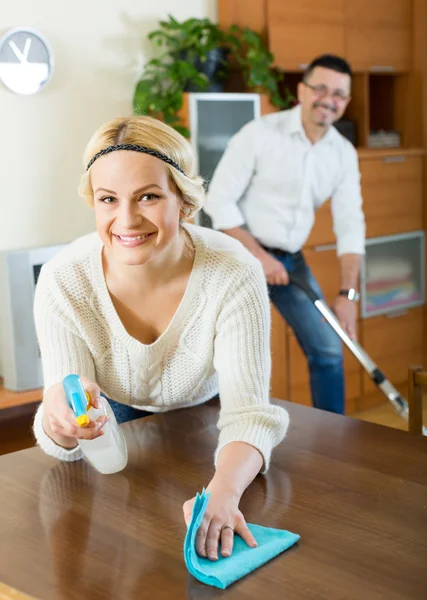 Man en zijn vrouw thuis schoonmaken — Stockfoto