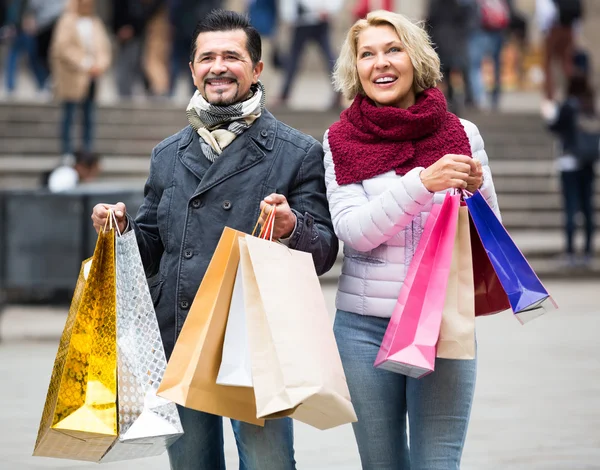 Mature couple in shopping tour — Stock Photo, Image