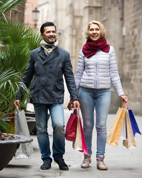 Couple walking and carrying shopping bags — Stock Photo, Image