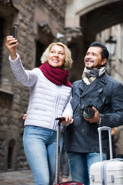 Turisti anziani che si fanno selfie — Foto Stock