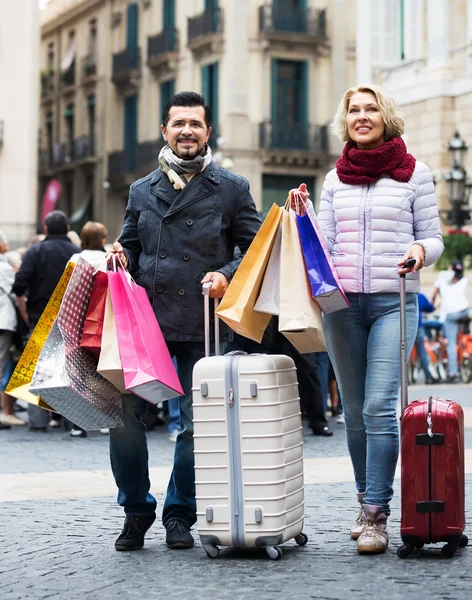 Turistas mayores con bolsas de compras —  Fotos de Stock
