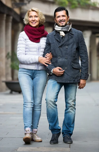 Retrato de pareja madura al aire libre — Foto de Stock