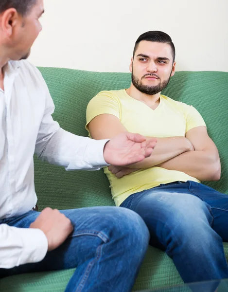 Male adults arguing about something — Stock Photo, Image