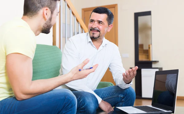 Two men with laptop at home — Stock Photo, Image