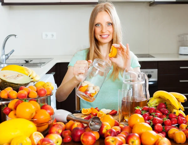 Frau macht aus Früchten frische Getränke — Stockfoto