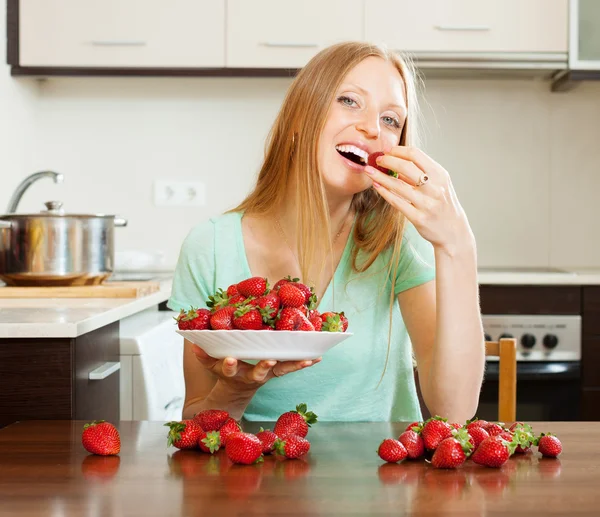 Mujer comiendo fresa —  Fotos de Stock