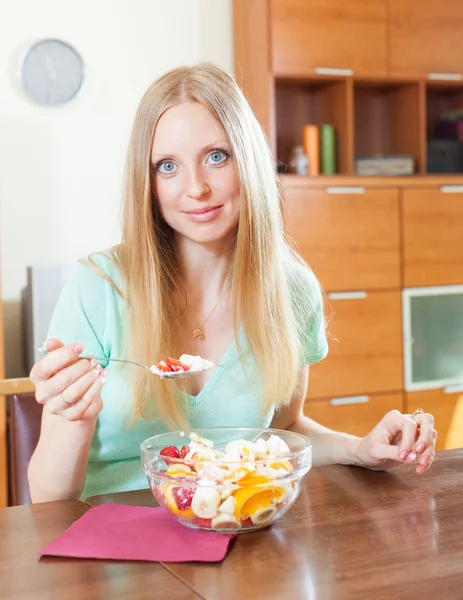 Frau isst Obstsalat mit Joghurt — Stockfoto
