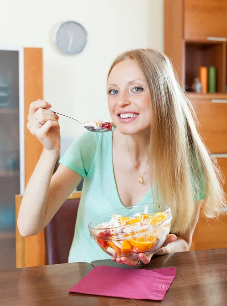 Chica rubia comiendo ensalada de frutas —  Fotos de Stock