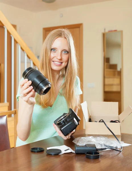 Mujer desembalaje nueva cámara digital — Foto de Stock