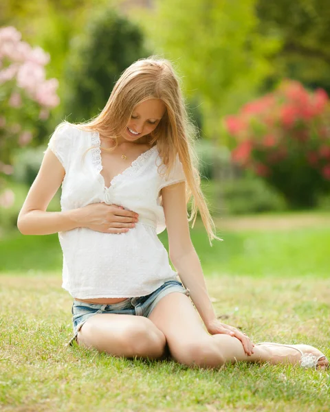 Szczęśliwa kobieta w ciąży w lato łąka — Zdjęcie stockowe