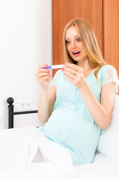 Mulher grávida com teste de gravidez — Fotografia de Stock
