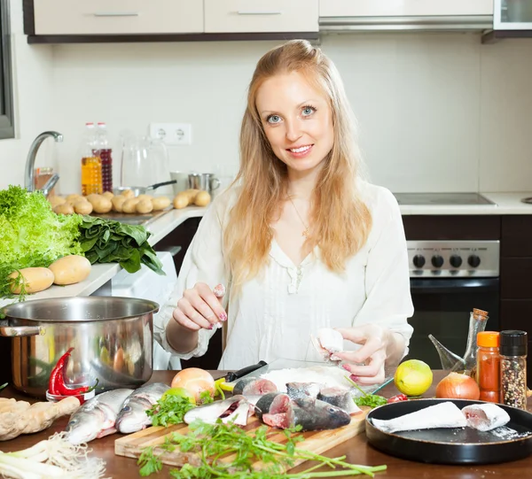 Mujer cocinando pescado de agua salada en harina —  Fotos de Stock