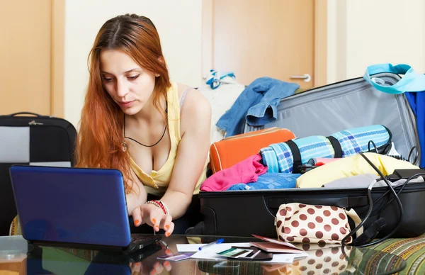 Mujer joven eligiendo hotel en línea — Foto de Stock