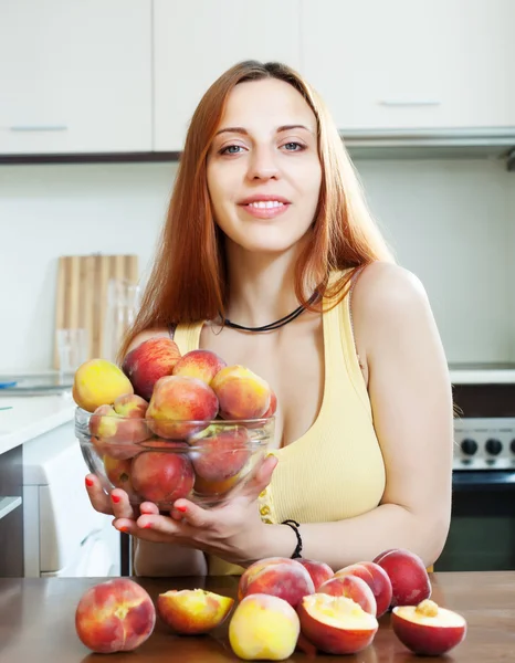 Mooi meisje met perziken — Stockfoto