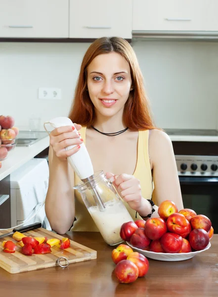 Frau kocht Milchgetränke mit Mixer — Stockfoto