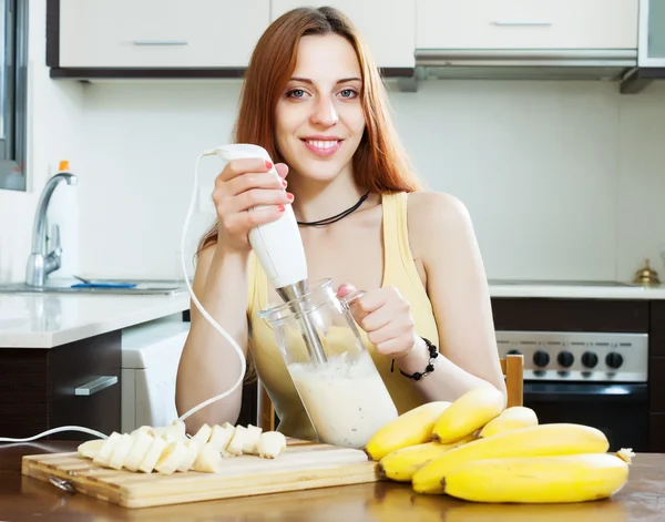 Mulher fazendo bebidas com liquidificador — Fotografia de Stock