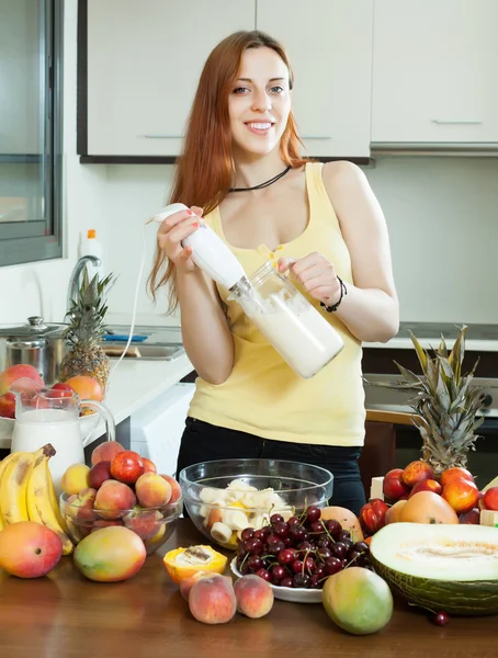 Woman making fresh milkshake from fruits — Stock Photo, Image