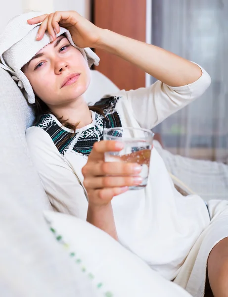 Frau mit Kopfschmerzen im Haus — Stockfoto