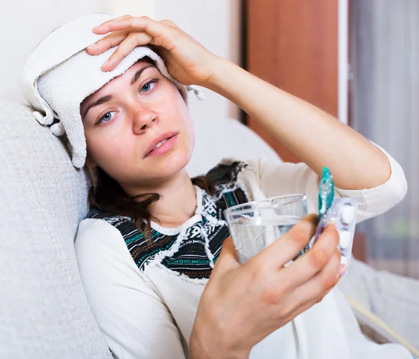 室内で頭痛を持つ女性 — ストック写真