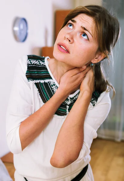 Vrouw met nek en schouders pijn — Stockfoto