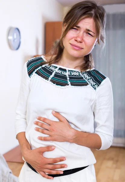 Dospělá samice s bolesti břicha — Stock fotografie