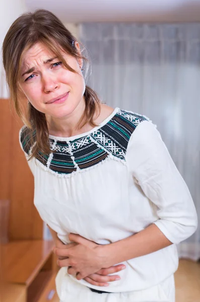 Vrouw bedrijf handen met pijn — Stockfoto