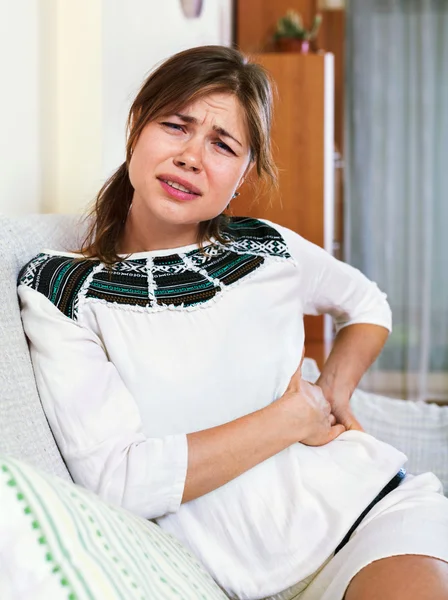 Chica teniendo dolores de barriga-dolor — Foto de Stock