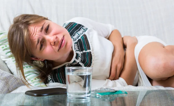 Jonge vrouw met buikpijn — Stockfoto