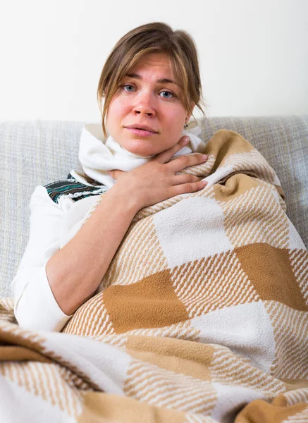 Mulher que sofre de dor de garganta — Fotografia de Stock