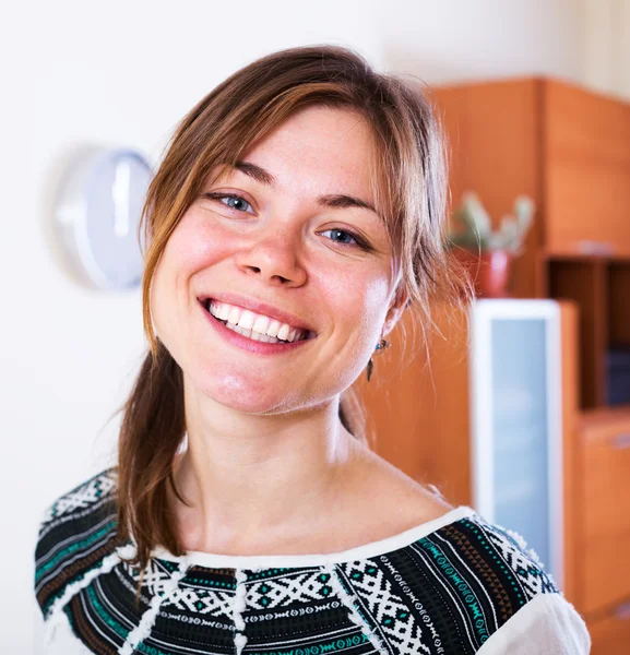 Femme souriante posant à la maison — Photo