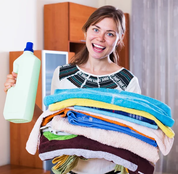Kvinna som bär tvätt till järn — Stockfoto