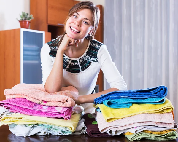 Frau trägt Wäsche zum Bügeln — Stockfoto