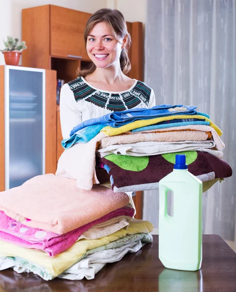 Huisvrouw met stapel van linnen — Stockfoto