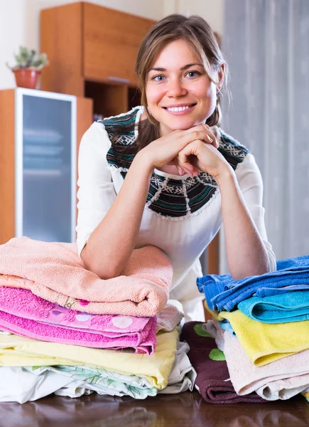 Frau mit Handtüchern nach der Wäsche — Stockfoto