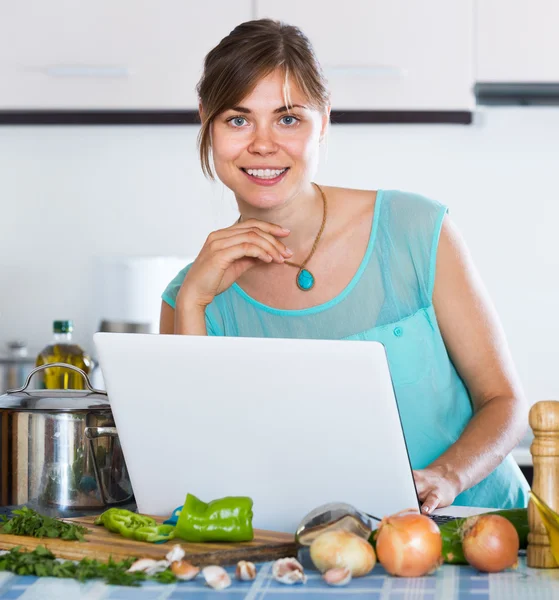 Chica en la cocina cazuela y verduras —  Fotos de Stock