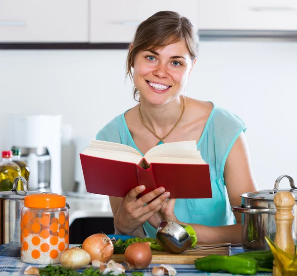 Mujer preparando sopa vegetariana — Foto de Stock