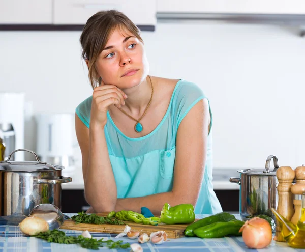 Retrato de mujer cansada en kitche — Foto de Stock