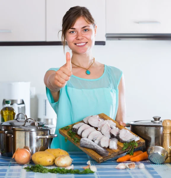 Femme au foyer avec des tranches de poisson merluccius — Photo