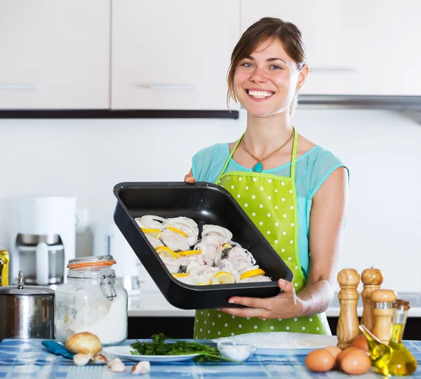 Mujer preparando merluza merlucida — Foto de Stock