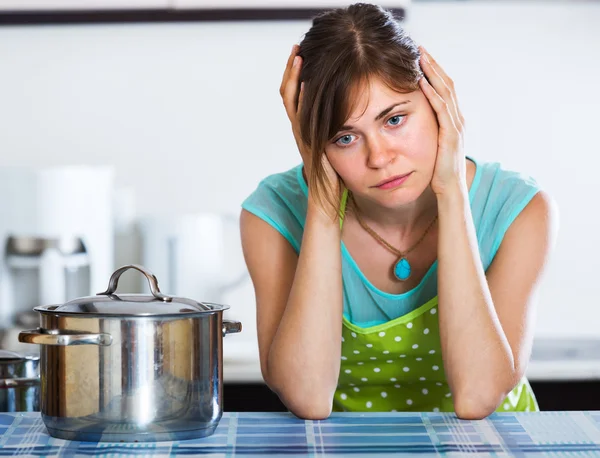 Triste dona de casa cozinhar jantar — Fotografia de Stock