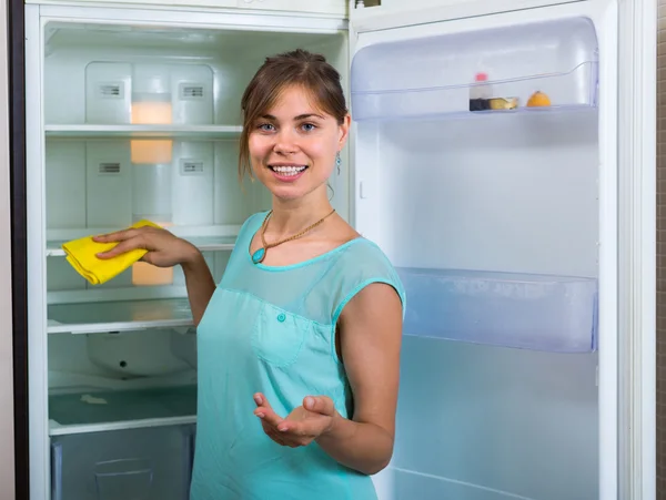 Mulher limpeza frigorífico vazio — Fotografia de Stock