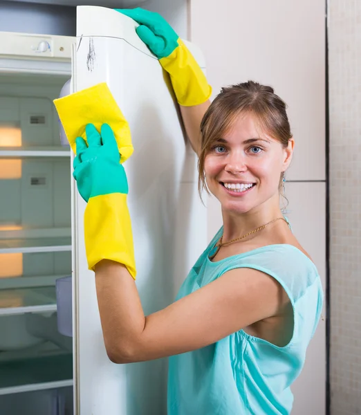 Donna pulizia frigorifero vuoto — Foto Stock